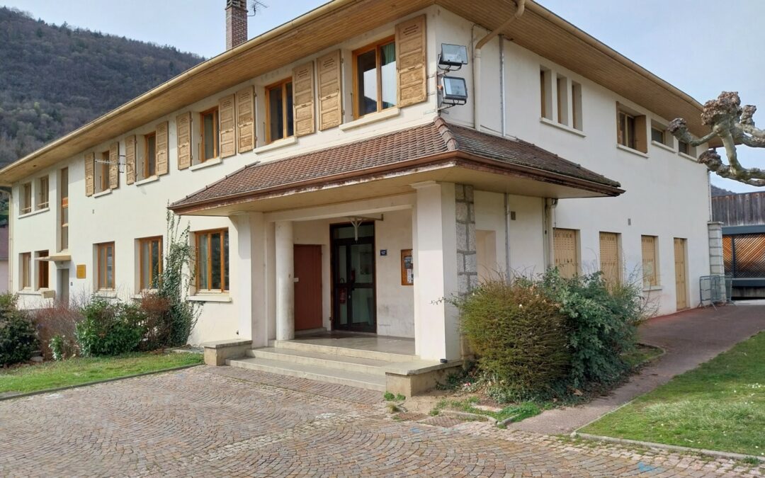 Maison Longet à Sevrier : pose de la première botte de paille