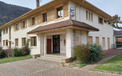 Maison Longet à Sevrier : pose de la première botte de paille